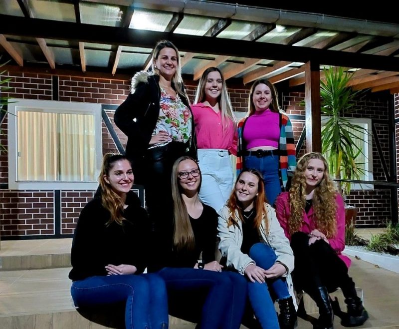 Sete candidatas disputam o t&iacute;tulo de rainha dos Clubes de Ca&ccedil;a e Tiro de Blumenau – Foto: Divulga&ccedil;&atilde;o/ND