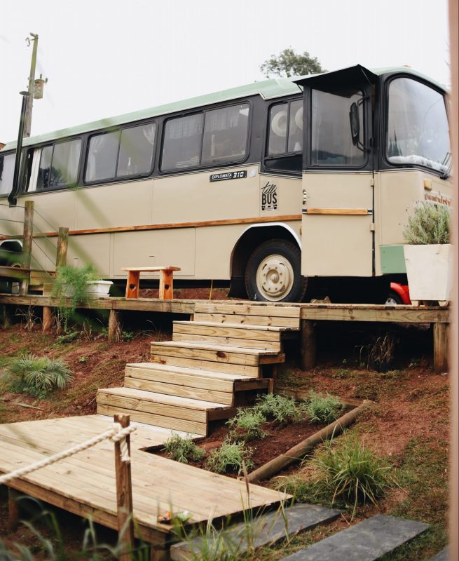 &Ocirc;nibus fica estacionado em uma propriedade rural. Foto: Inae Puttkamer Photo/ND