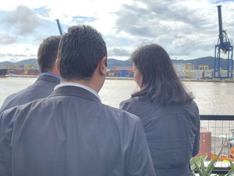 Candidata cumpriu agenda em Joinville pela manh&atilde;, em Itaja&iacute;, &agrave; tarde, e volta &agrave; S&atilde;o Paulo &agrave; noite. Em Itaja&iacute;, defendeu a privatiza&ccedil;&atilde;o do Porto de Itaja&iacute;, acompanhada de figuras do MDB local – Foto: Kassia Salles/ND