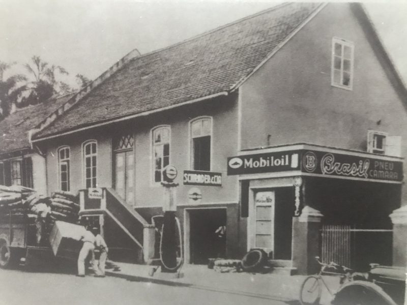 Casa comercial e oficina Schraber, em 1936 – Foto: Arquivo Hist&oacute;rico Professor Jos&eacute; Ferreira da Silva