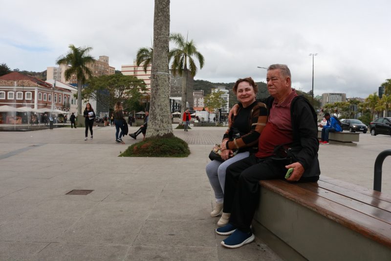 A aposentada ildegard Frida e o marido, Carlos Freitas – Foto: Eduardo Iarek/ND