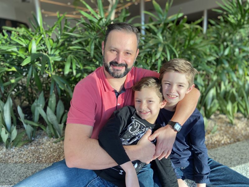 Erwin faz quest&atilde;o de acompanhar a rotina de atividades dos meninos – Foto: Divulga&ccedil;&atilde;o/Itaja&iacute; Shopping