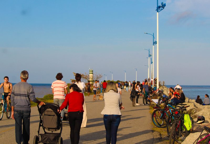 Al&eacute;m dos praticantes de atividades f&iacute;sicas e dos ciclistas, Molhe foi tomado pela presen&ccedil;a maci&ccedil;a de fam&iacute;lias /Felipe Vieira/Divulga&ccedil;&atilde;o/ND