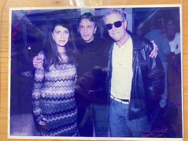 Com Elvira, ao lado do aniversariante de hoje, Caetano Veloso, depois de um show em Floripa, numa festa oferecida para o cantor e sua banda pelo Pedro Sirotsky, na sua casa da Lagoa da Concei&ccedil;&atilde;o. – Foto: Marco Cezar