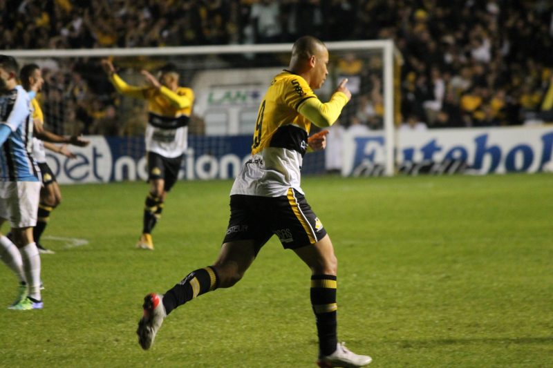 Caio Dantas marcou o primeiro do Tigre sobre o Gr&ecirc;mio – Foto: Celso da Luz/ Assessoria de Imprensa Crici&uacute;ma E.C