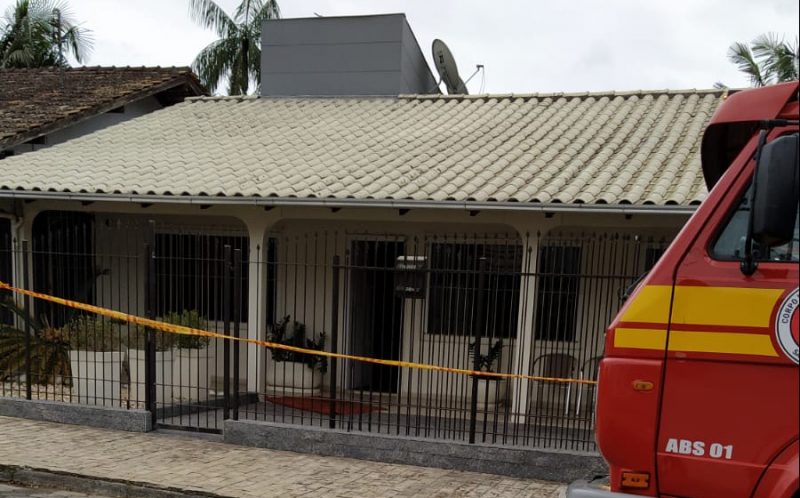 Inc&ecirc;ndio em casa de Blumenau deixou uma pessoa morta. – Foto: Divulga&ccedil;&atilde;o/Corpo de Bombeiros/ND