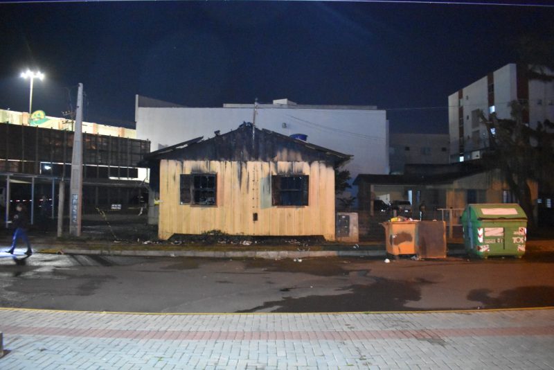 A casa ficou totalmente destruída pelo fogo — Foto: Polícia Científica/ND