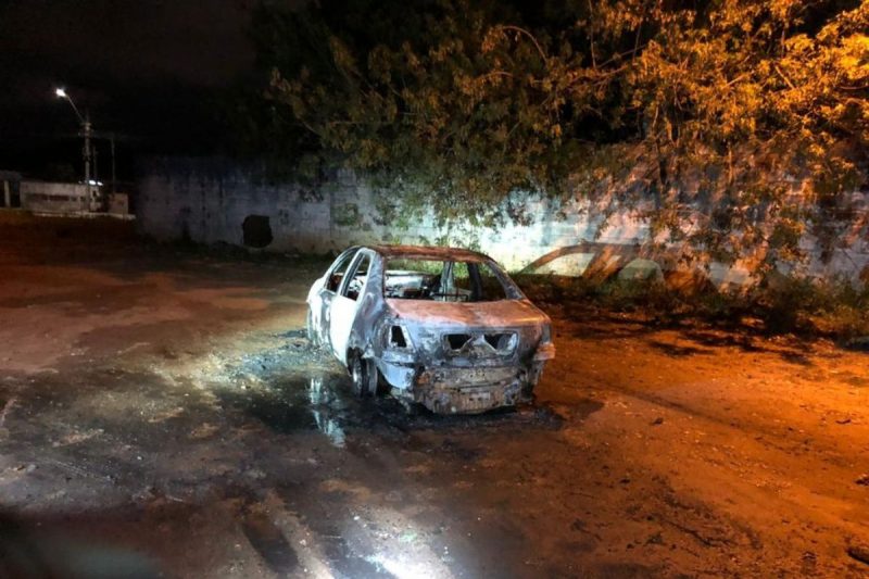 Carro ficou totalmente destru&iacute;do pelas chamas – Foto: Divulga&ccedil;&atilde;o/ND