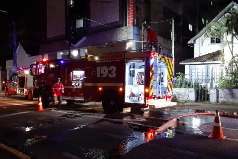 Inc&ecirc;ndio atingiu parte do im&oacute;vel – Foto: Thiago Bonin/NDTV