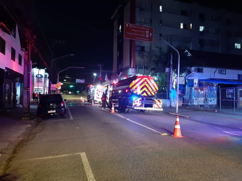 Foram usados 6,5 mil litros de &aacute;gua para apagar o fogo – Foto: Thiago Bonin/NDTV