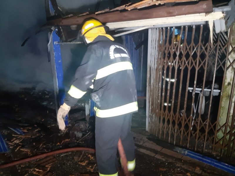 Inc&ecirc;ndio foi registrado na rua Abdon Batista – Foto: Thiago Bonin/NDTV