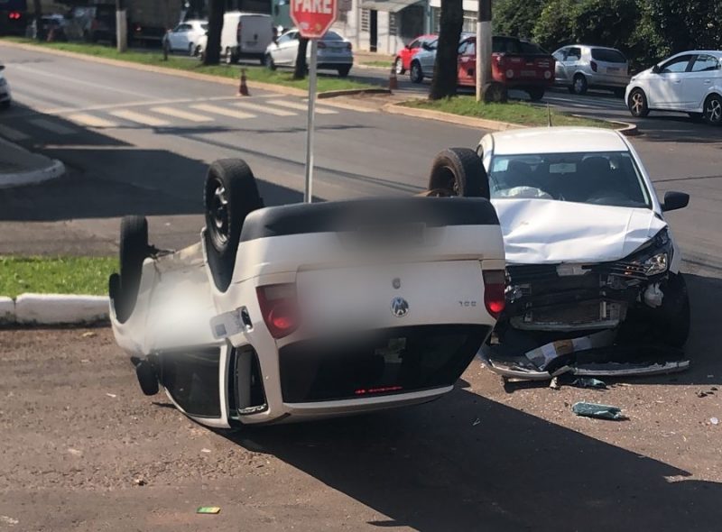 Carro capotou ap&oacute;s colis&atilde;o. Foto: Reprodu&ccedil;&atilde;o/Internet