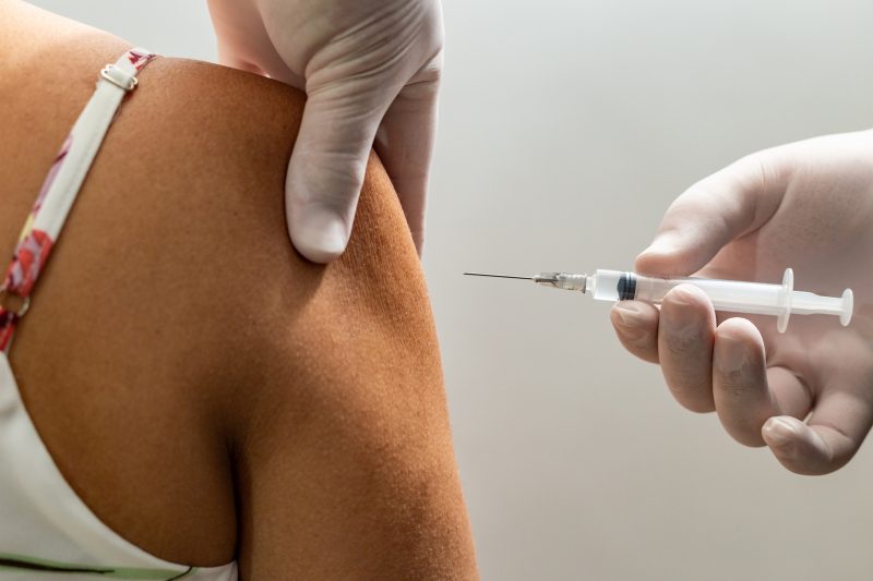 Goiania, Goiás, Brazil - June 02, 2021: The hands of a doctor or a nurse make an injection in the arm of a patient.  Vaccination against COVID-19.  – Photo: Getty Images/iStockphoto/ND