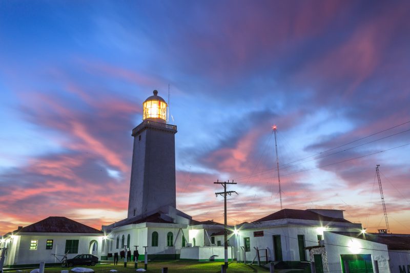O Farol de Santa Marta &eacute; um ponto tur&iacute;stico importante para conhecer em Laguna – Foto: Divulga&ccedil;&atilde;o