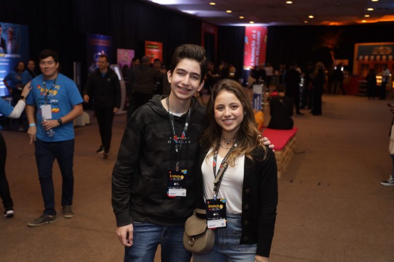 Jo&atilde;o Pedro Brinhosa convidou a amiga Maria Luisa para prestigiar o evento Inova+A&ccedil;&atilde;o – Foto: Luciano Nunes/CDL de Florian&oacute;polis