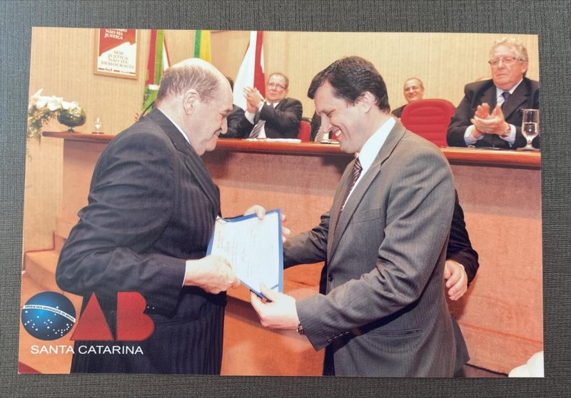 Jo&atilde;o Zanotto homenageado pela OAB-SC, com jubilamento – Foto: Arquivo da Familia
