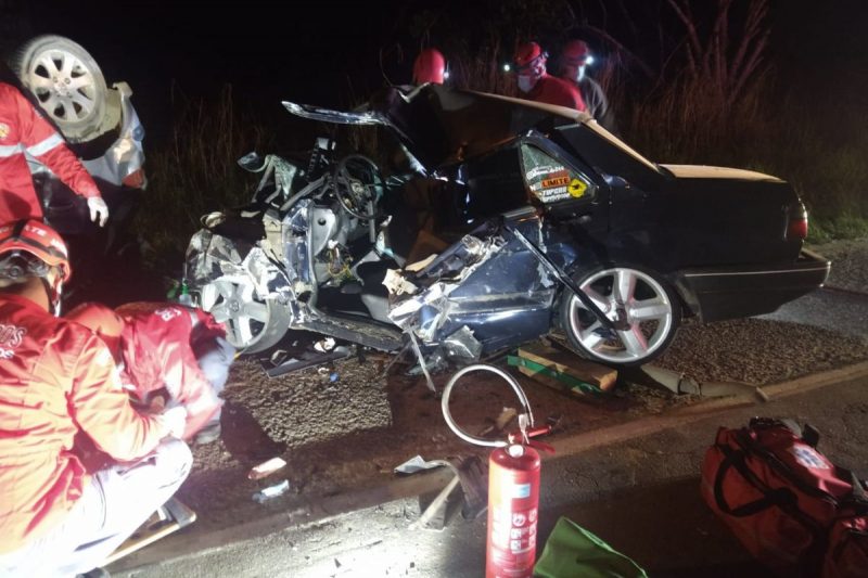 Carros colidiram frontalmente – Foto: PMRv/Divulga&ccedil;&atilde;o