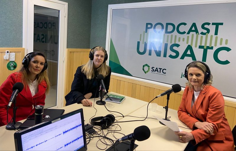 Karina Manarin recebe a professora Marli Vitali e a advogada Vivian Graminho no est&uacute;dio da Unisatc, para o quarto epis&oacute;dio do podcast Voto+ – Foto: Divulga&ccedil;&atilde;o/ND