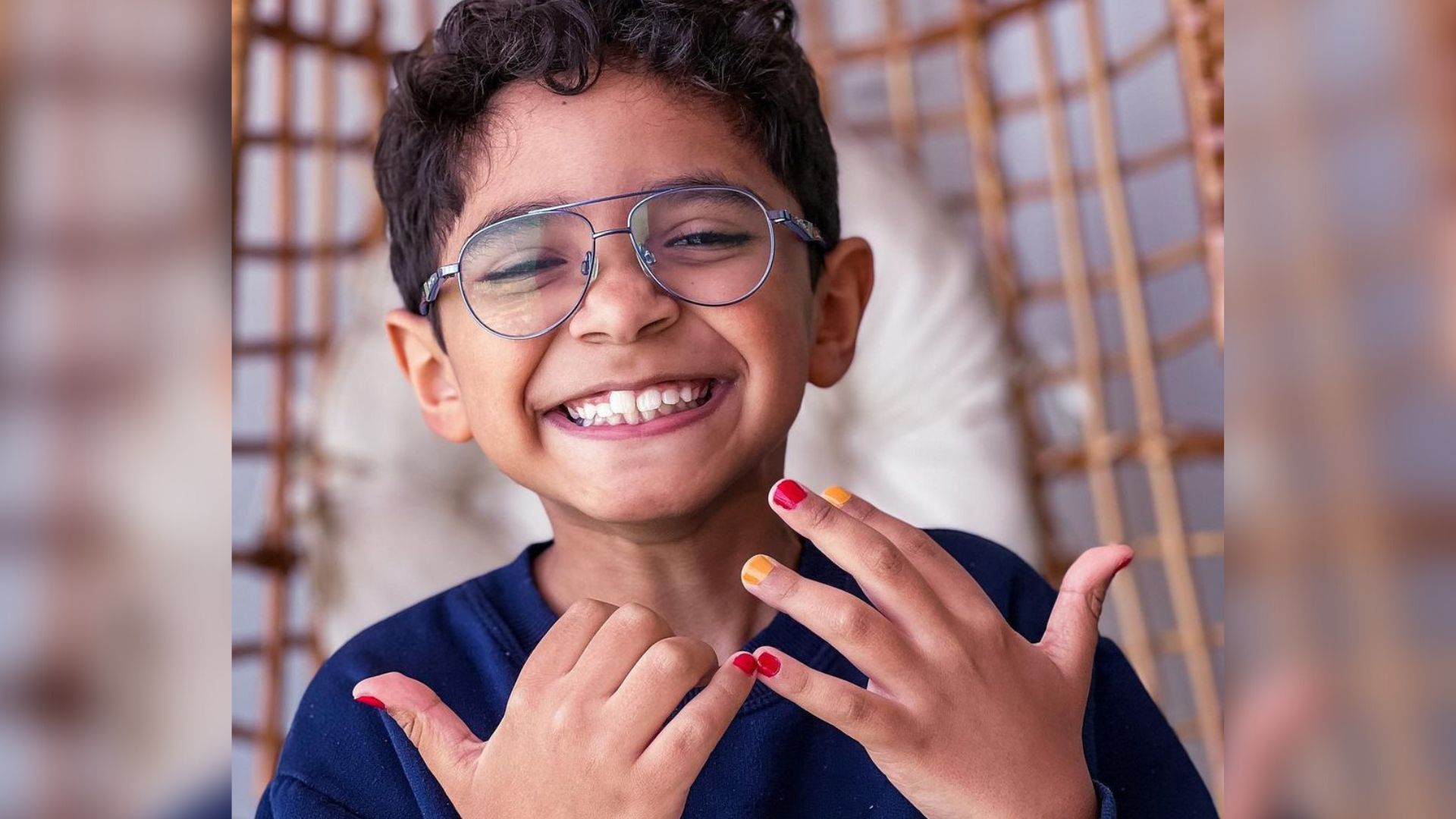 Pais atendem pedido de filho de 8 anos para pintar as unhas e