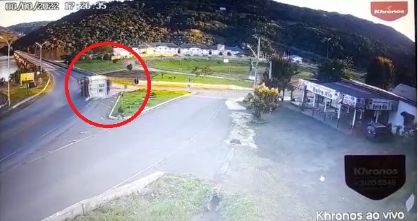 Acidente ocorreu no fim da tarde desta segunda-feira (8). – Foto: Khronos 24 horas/Divulga&ccedil;&atilde;o/ND