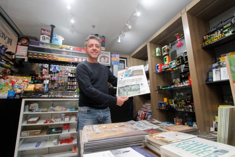 La&eacute;rcio Barbosa tem uma revistaria h&aacute; 43 anos e vende o ND desde a 1&ordf; edi&ccedil;&atilde;o – Foto: Leo Munhoz/ND