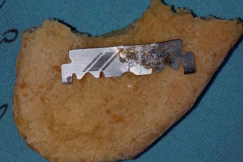 L&acirc;mina de barbear foi encontrada dentro de p&atilde;o de queijo – Foto: Arquivo pessoal/Divulga&ccedil;&atilde;o