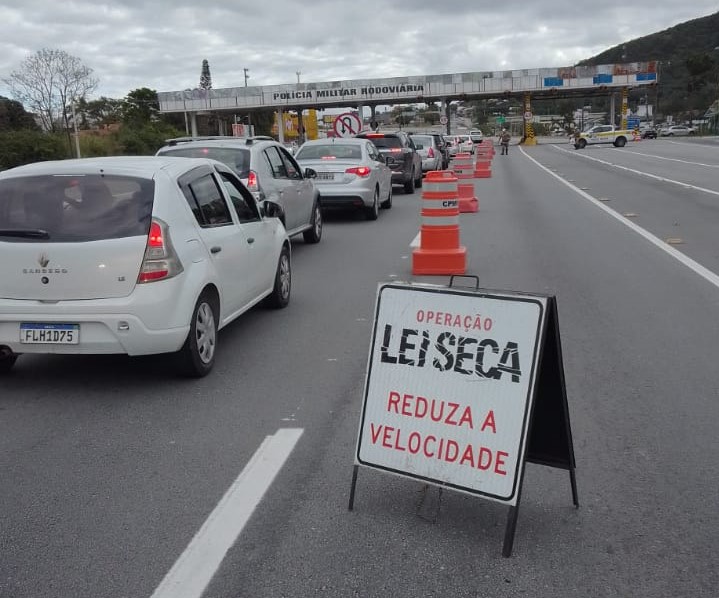 Dos 473 abordados, 54 condutores se recusaram a realizar o teste – Foto: PMRv/Divulga&ccedil;&atilde;o/ND