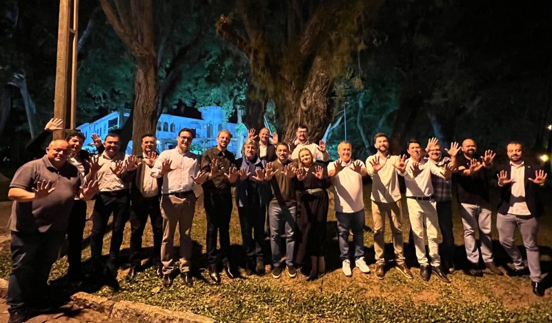 Leonel Pavan foi recebido nesta segunda-feira pelo governador Mois&eacute;s em Florian&oacute;polis – Foto: Leonel Pavan com Moisés e prefeitos do PSDb