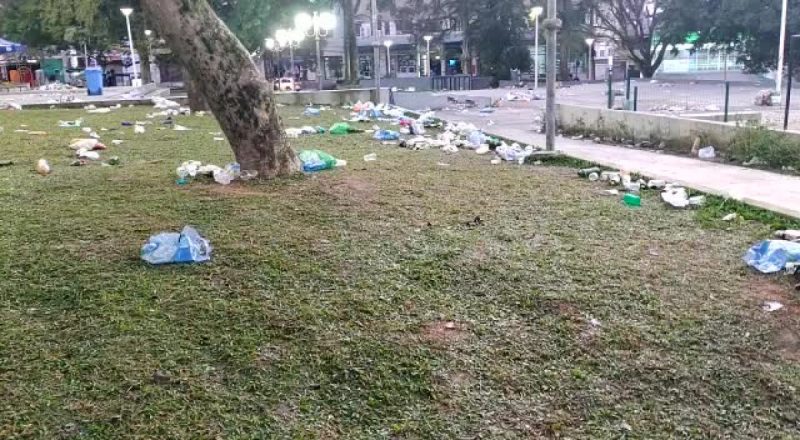 FRAME – Pra&ccedil;a amanheceu tomada de lixo nesta sexta-feira (26) – Foto: Paulo Mueller/NDTV