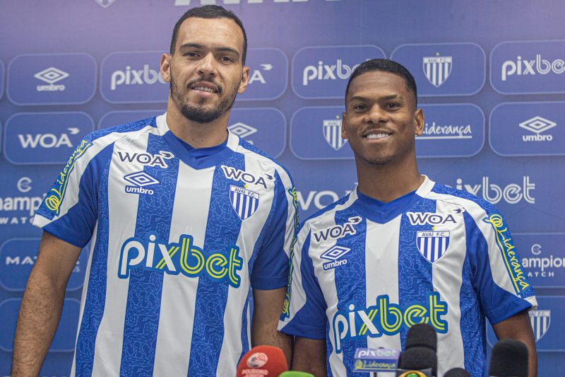 Wellington (esq.) durante apresentação no Avaí