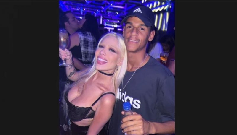 Karoline pousou ao lado do Luva de Pedreiro