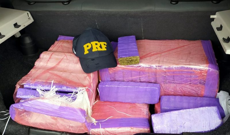 Carregamento de 100 kg de maconha &eacute; interceptado na BR-101, em Ararangu&aacute; – Foto: PRF/Divulga&ccedil;&atilde;o/ND