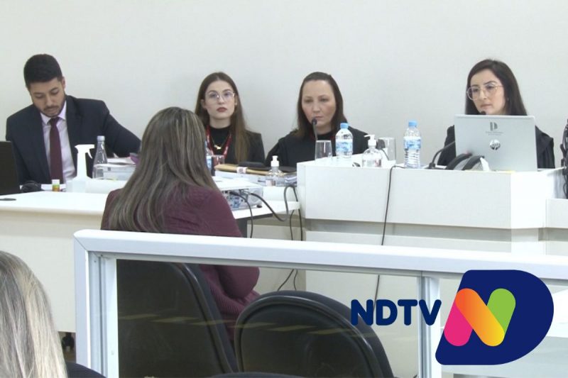 M&atilde;e d&aacute; depoimento durante j&uacute;ri popular – Foto: Ricardo Alves/NDTV