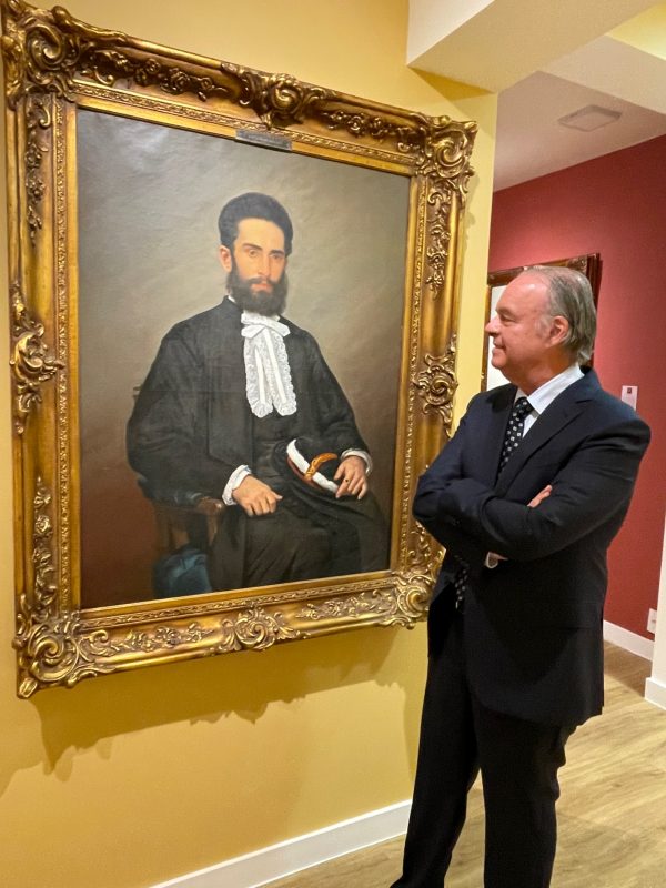 Dr. Marcelo e uma de suas obras preferidas de Vitor Meirelles – Foto: Moacir Pereira