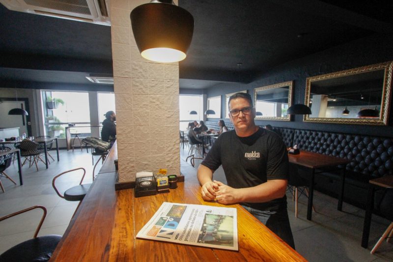 Marcelo v&ecirc; o jornal como um conjunto de informa&ccedil;&otilde;es que o abastecem para enfrentar o dia – Foto: Leo Munhoz/ND