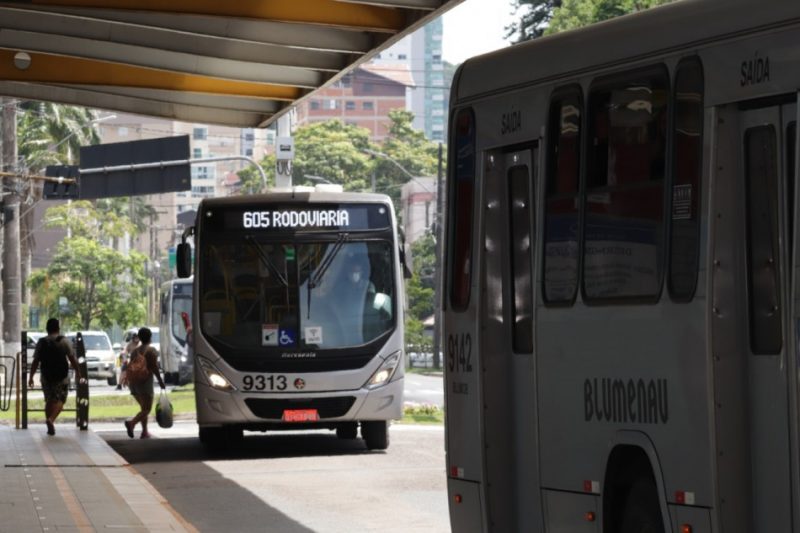 Itiner&aacute;rios que passam por locais inundados ou com risco de deslizamento foram modificados – Foto: Marcelo Martins/Prefeitura de Blumenau