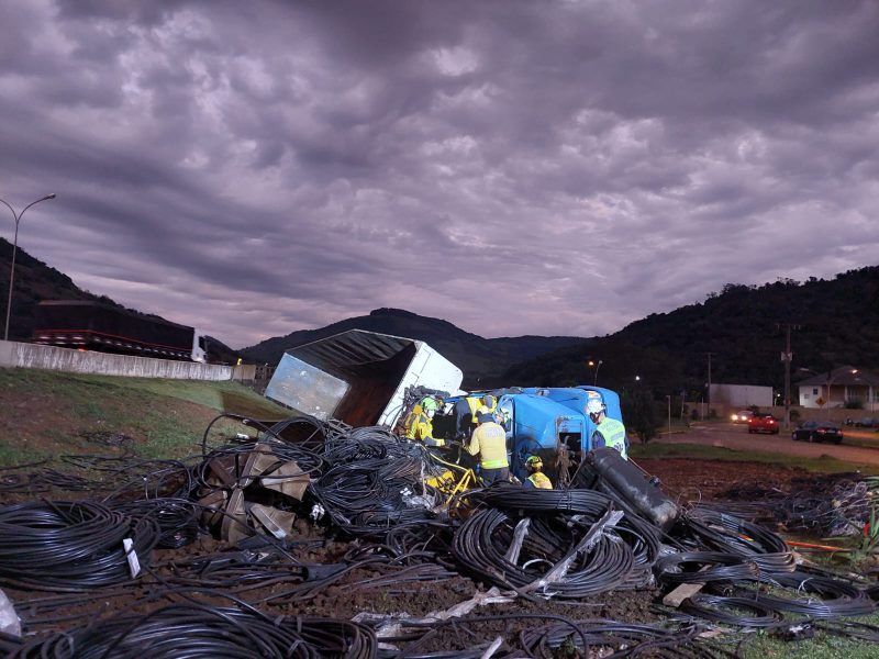 Acidente desta segunda-feira (8) deixou tr&ecirc;s feridos. – Foto: Maria Joana Giareton/NDTV Chapec&oacute;