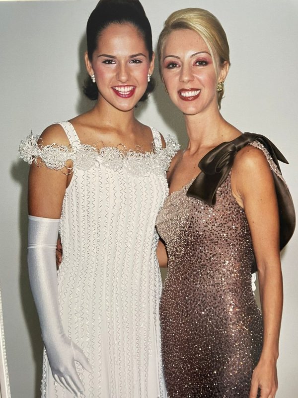 Maria Luiza e a madrinha das debutantes de 2001, Liliane de Mello – Foto: Divulga&ccedil;&atilde;o/ND