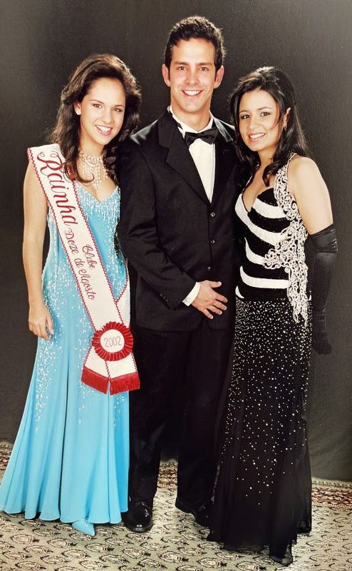 O ator Iran Malfitano entre as rainhas, Maria Luiza Mussi Stefan Oliveira (2002, &agrave; esq.) e Marina Teixeira (2001), no baile de debutantes do Clube Doze de Agosto – Foto: Divulga&ccedil;&atilde;o/ND