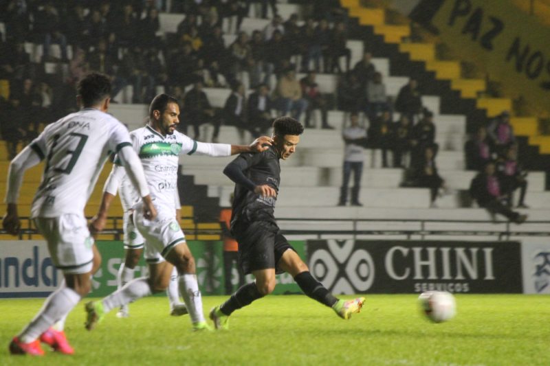 Marquinhos Gabriel acertou a trave no segundo tempo – Foto: Celso da Luz/Crici&uacute;ma E.C