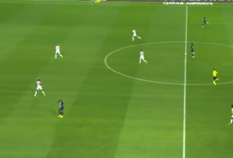 Mbappé abandonou jogada após não receber passe