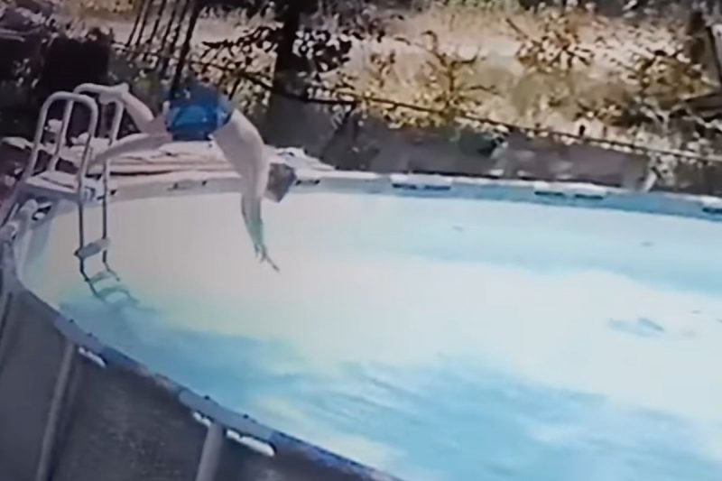 Menino emocionou a internet ao salvar a m&atilde;e de afogamento – Foto: Reprodu&ccedil;&atilde;o/Internet