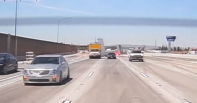 Avi&atilde;o larga rastro de chamas assim que toca o ch&atilde;o – Foto: Reprodu&ccedil;&atilde;o