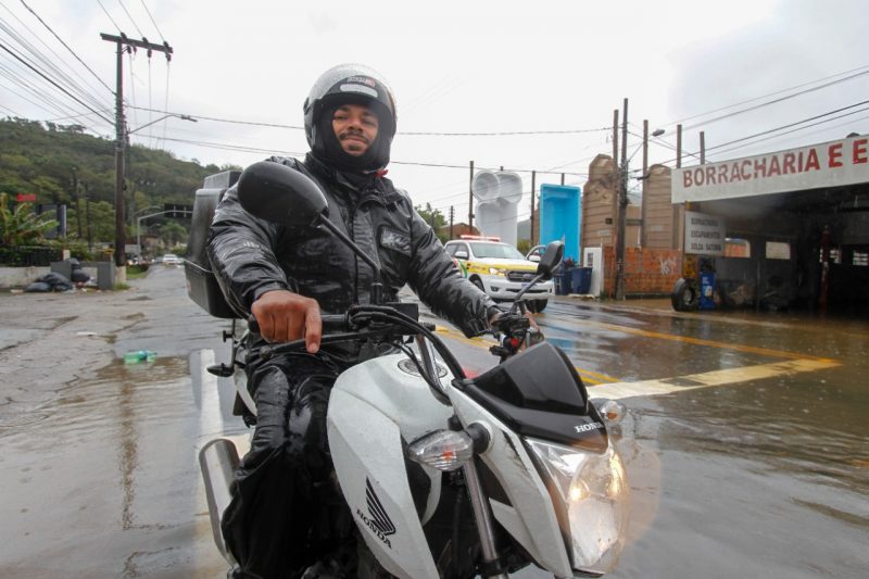 Na foto, o motoboy Fernando Cesar at&eacute; sorriu, mas na chuvarada de Florian&oacute;polis, penou para trabalhar – Foto: Leo Munhoz/ND