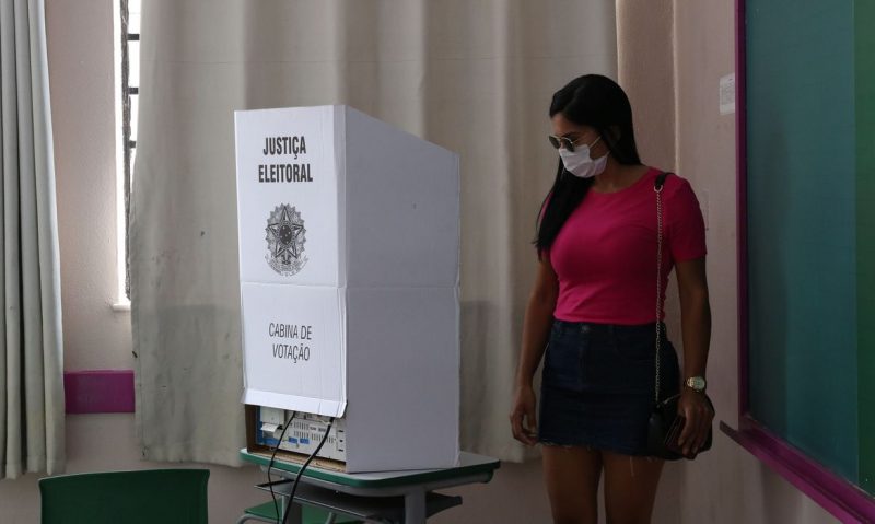 Sao Paulo.  Voters vote in the second round of the mayoral election at the municipal elementary school Celso Leite Ribeiro Filho in Bela Vista.  – Photo: Rowena Rosa/Agência Brasil/North Dakota