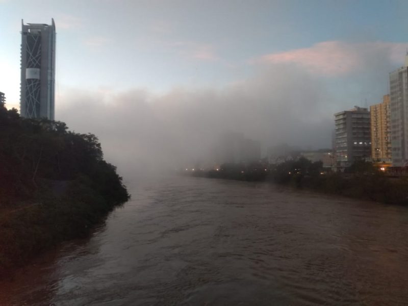 Nevoeiro mudou o cen&aacute;rio em parte do Centro de Blumenau na manh&atilde; desta quinta-feira – Foto: Leandro de Souza/ND