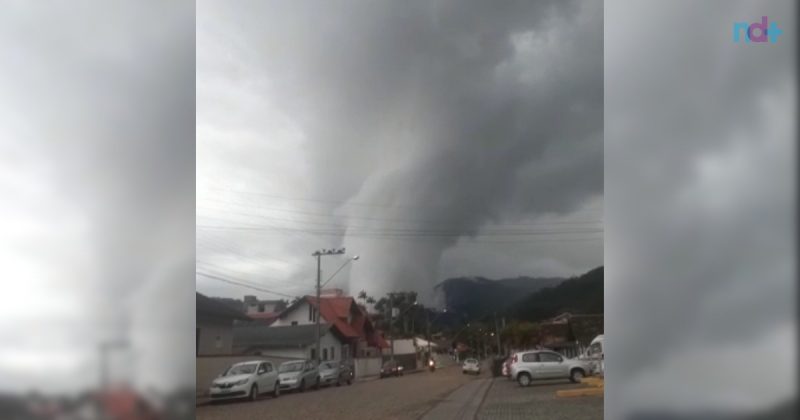 V&Iacute;DEO: Nuvem ‘toca’ o ch&atilde;o e cen&aacute;rio impressiona moradores em SC&nbsp; – Foto: Acervo pessoal/ND