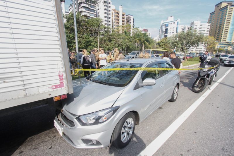Onix ficou prensado entre um caminh&atilde;o e o carro roubado pelos assaltantes – Foto: Leo Munhoz/ND