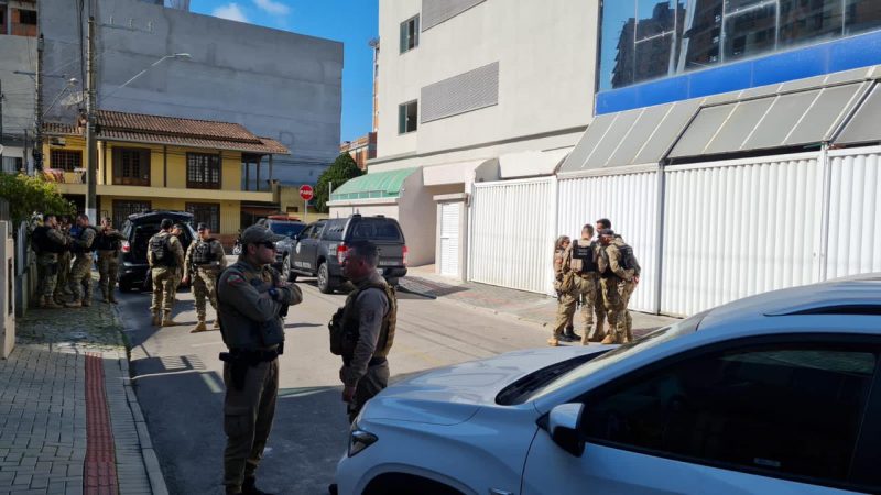 Aparentemente em surto psic&oacute;tico, m&eacute;dico fez mulher ref&eacute;m em Itapema – Foto: Pol&iacute;cia Militar/Divulga&ccedil;&atilde;o