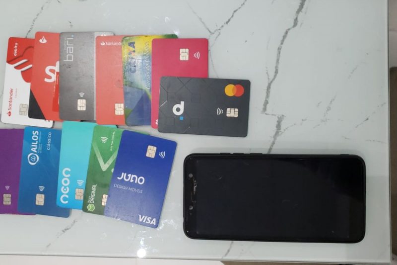 Cart&otilde;es e aparelhos de celular foram apreendidos em Joinville – Foto: PF/Divulga&ccedil;&atilde;o